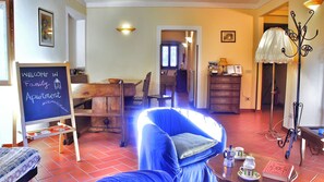 TV connectée, table de tennis de table, livres