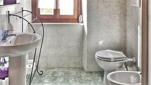 Douche, bidet, serviettes fournies