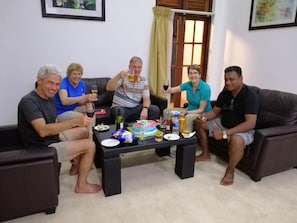 Màn/rèm cản sáng, phòng cách âm, bàn ủi/dụng cụ ủi quần áo 