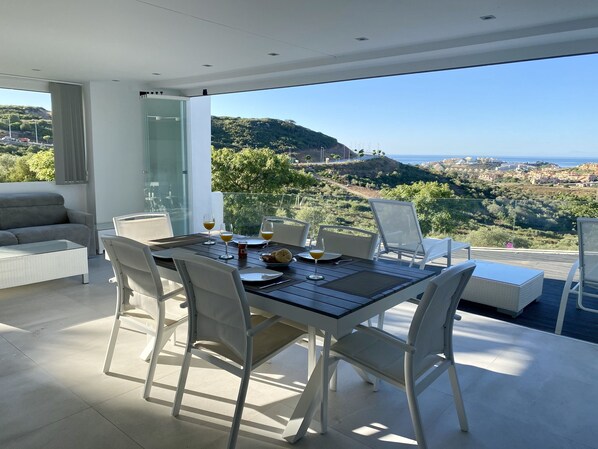 تناول الطعام بالخارج