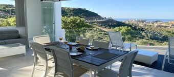 Brand New Luxury Golf and Beach Apartamento de vacaciones en Finca Cortesín Golf Club