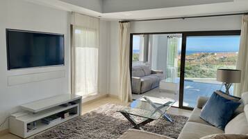 Fernseher, Kamin, Stereoanlage