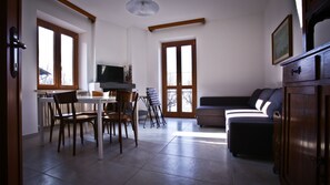 TV - HOUSE OF VICTORY 4 FRONT LAKE AP1 GARDEN & SPA (Colmegna)
