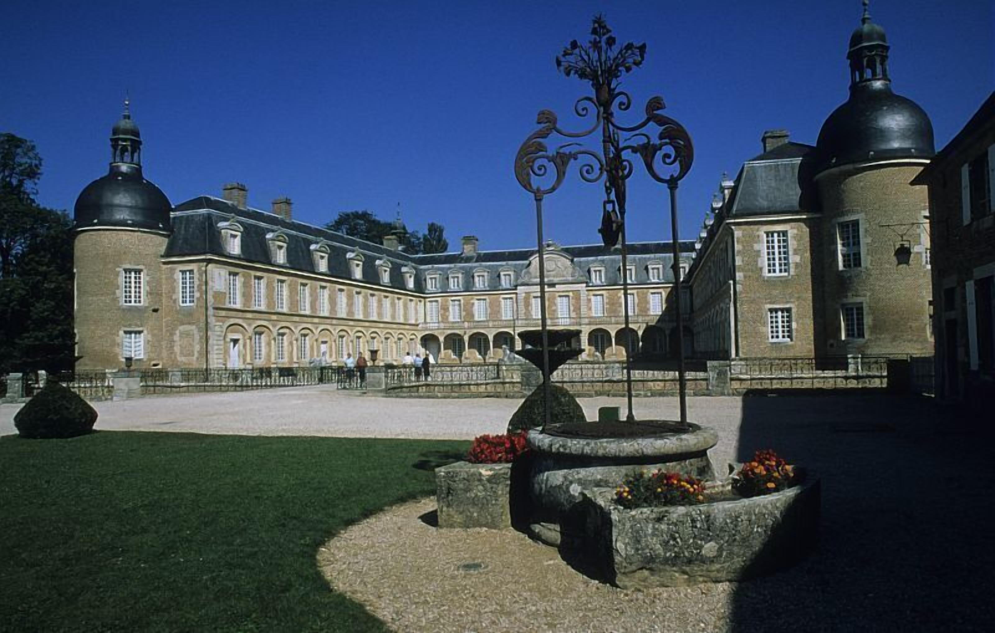chateau de Pierre de Bresse à 10 km
