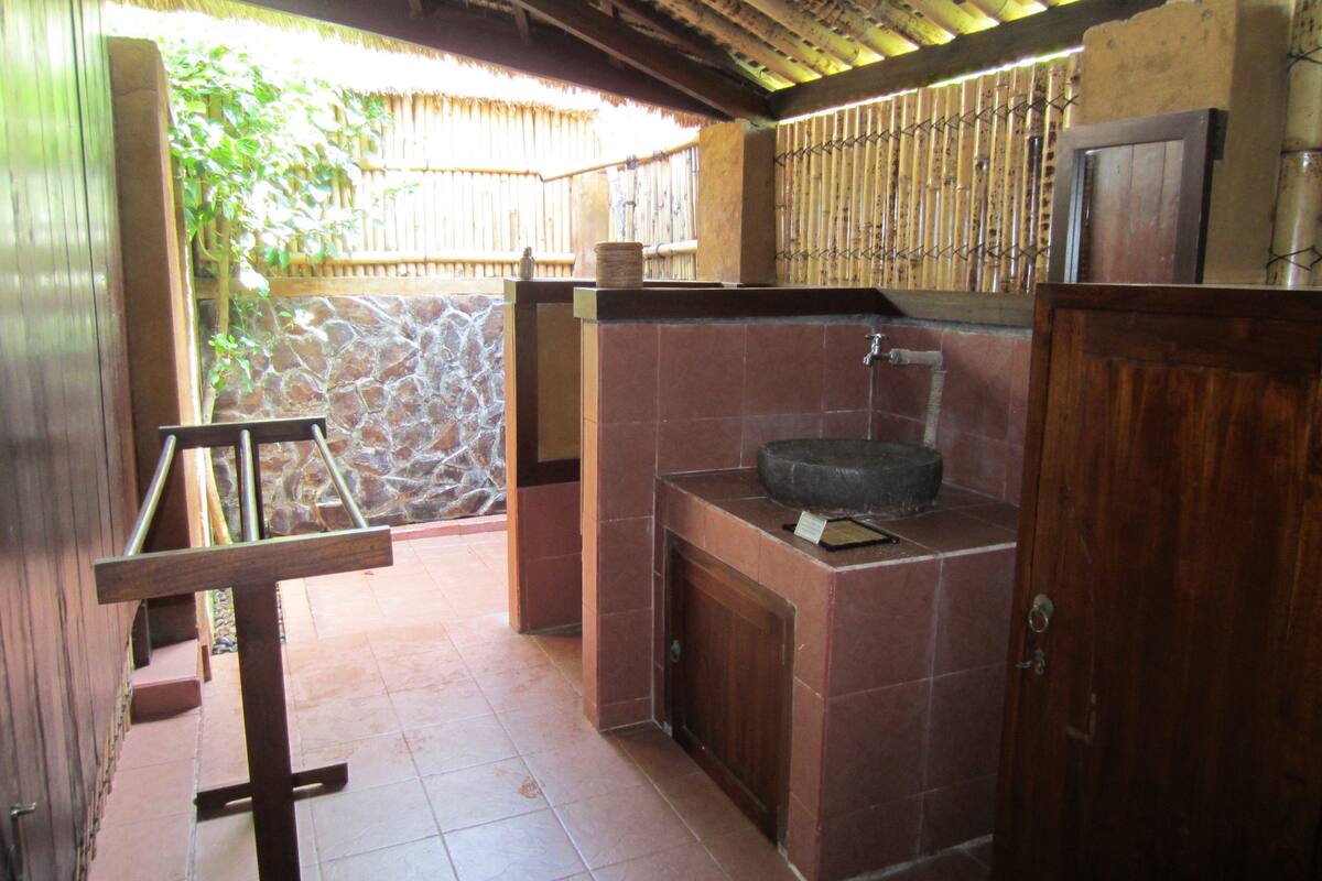 Hideaway Bungalow | Bathroom | Shower, towels