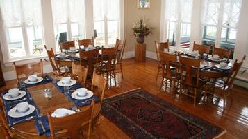 Petit déjeuner complet compris tous les jours