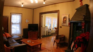 Una sala de estar con chimenea, un sofá, una mesa de centro y un televisor.