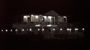 Facciata della struttura - sera/notte