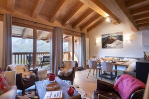 Dining - Triplex 100m², full services 4 *, 3 bedrooms, 2 bathrooms / d, 3 South balconies and 2 parking spaces (Montvalezan)