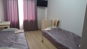 Escrivaninha, cortinas blackout, ferros/tábuas de passar roupa