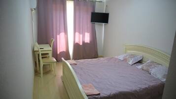 Doppia Deluxe | Una scrivania, tende oscuranti, ferro/asse da stiro, Wi-Fi gratuito