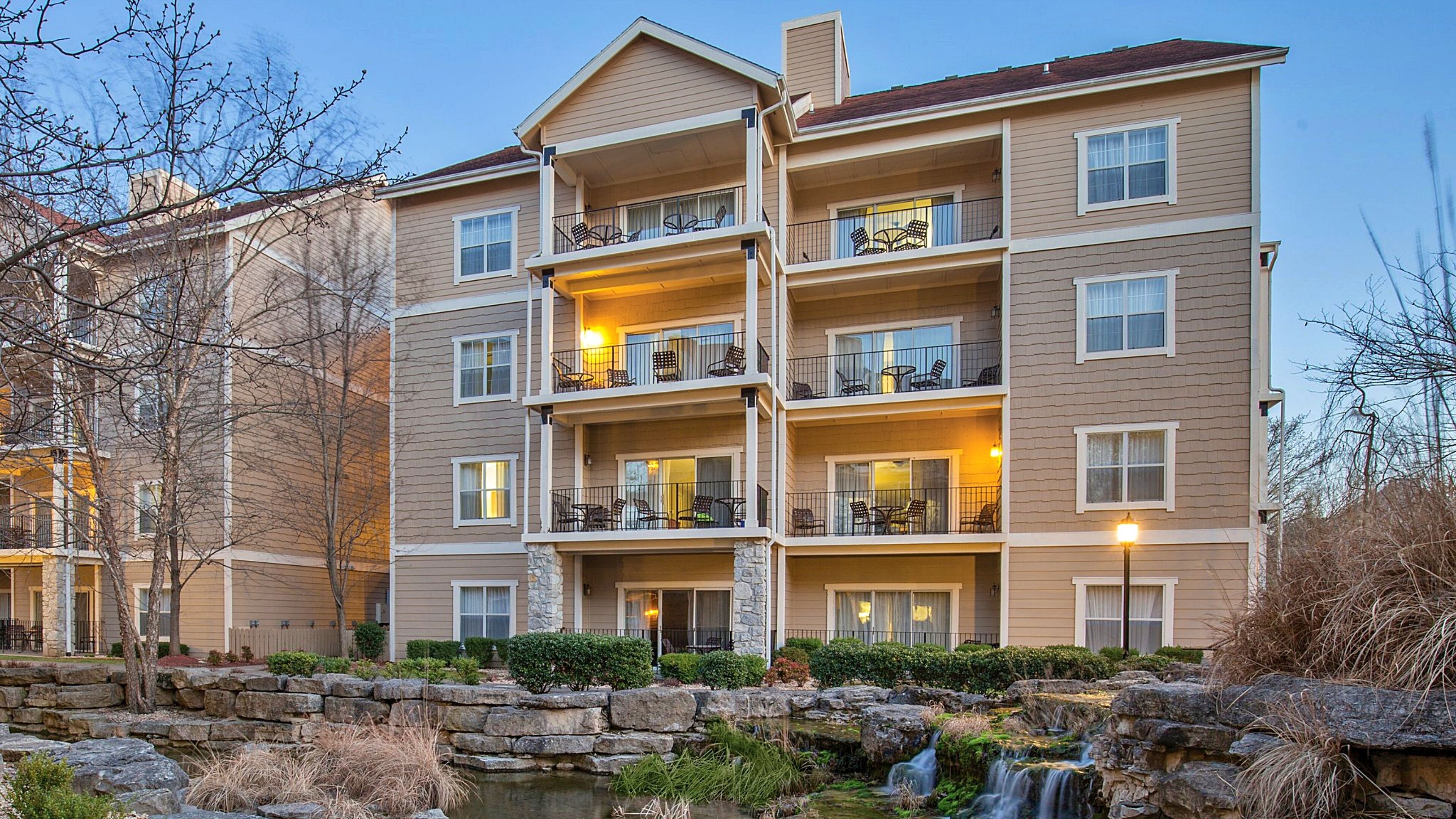 Branson Getaway - 2BR Condo, Pool, Golf, Shows!