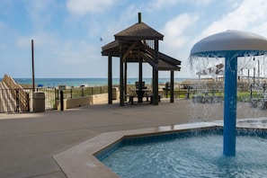 Alberca techada y alberca al aire libre