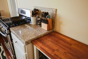 Kylskåp, mikrovågsugn, ugn och spishäll