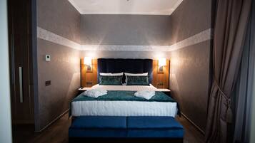 Deluxe suite, 2 slaapkamers, gemeenschappelijke badkamer, gedeeltelijk uitzicht op zee | 1 slaapkamer, een minibar, een kluis op de kamer, een bureau