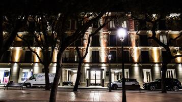 Fachada del alojamiento - Noche