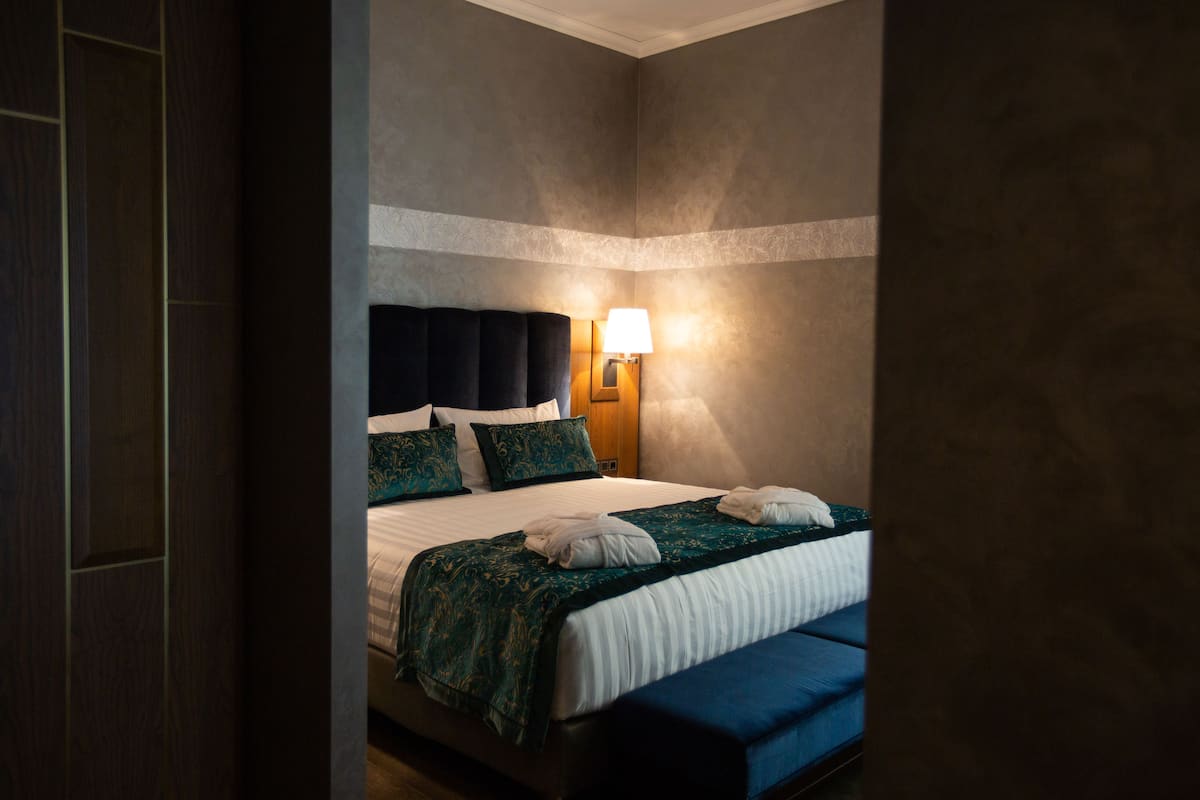 deluxe suite, 2 bedrooms, shared bathroom, partial sea view | 1 bedroom, minibar, in-room safe, desk