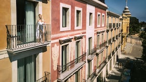 Un edificio de varios pisos con balcones y un letrero que dice "ELKE SPA HOTEL".