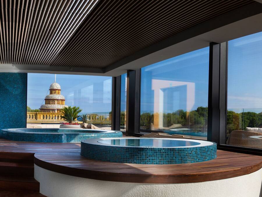 Un sauna, una bañera de hidromasaje, baño turco, tratamientos corporales