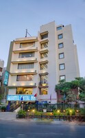 Un hôtel à plusieurs étages, reconnaissable à son enseigne bien visible où l’on peut lire : « Hôtel Shital Inn ».