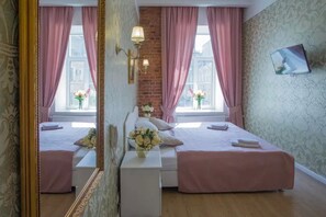 Quarto casal ou duplo conforto | Cofres nos quartos, escrivaninha, espaço de trabalho para notebook