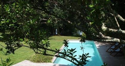 Talo puutarhalla ja uima-altaalla Rio Minhon rannalla