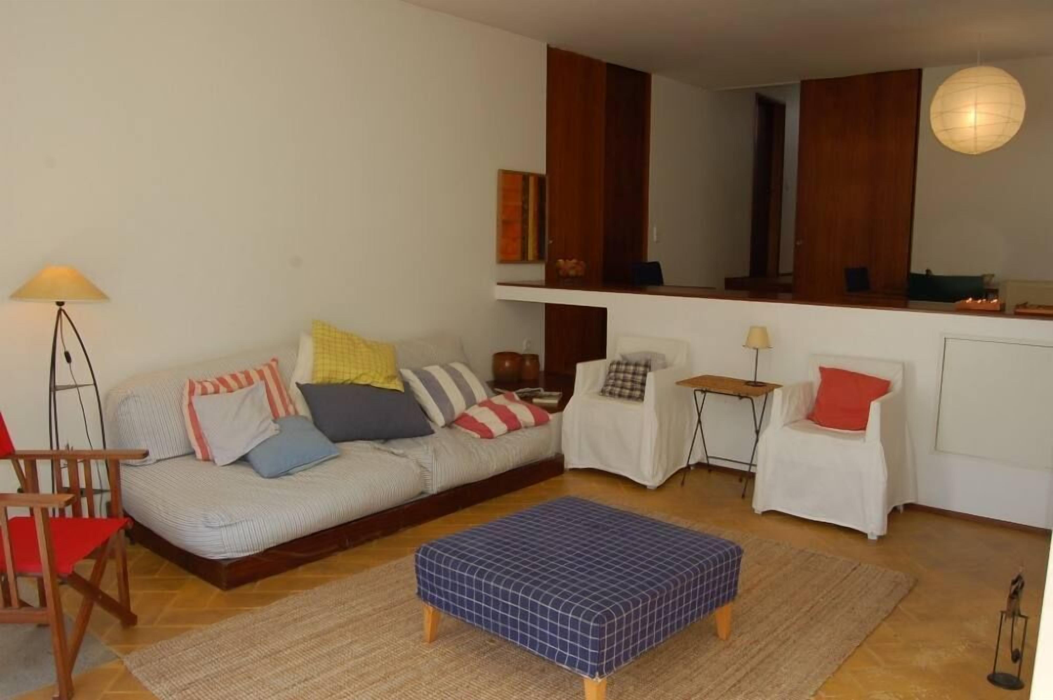 Una televisión, una chimenea