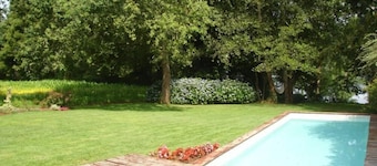 Hus med trädgård och pool på Rio Minhos bredd