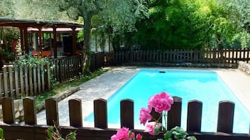 Kolam renang outdoor musiman