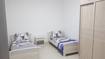 2 habitaciones, tabla de planchar con plancha y cuna de viaje