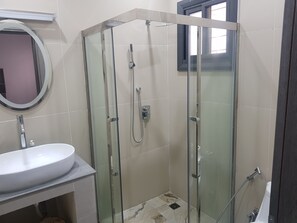 Ducha, secador de pelo, toallas y jabón