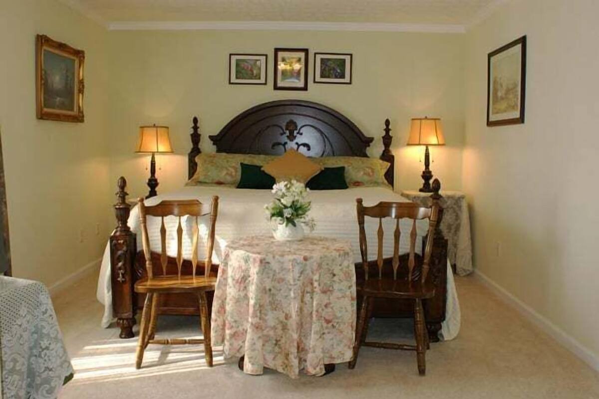 Serenity Suite | Free WiFi, bed sheets