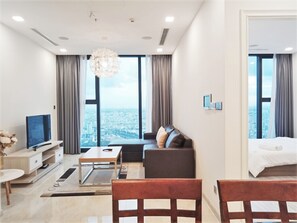 Premium bedding, individually decorated, individually furnished, desk - Saigon House Vinhomes Golden River (Ho Chi Minh City)