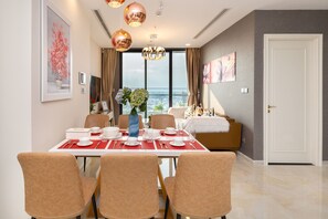 Panoramic Apartment, 3 Bedrooms, City View | In-room dining - Saigon House Vinhomes Golden River (Ho Chi Minh City)