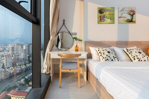 Premium bedding, individually decorated, individually furnished, desk - Saigon House Vinhomes Golden River (Ho Chi Minh City)