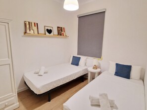 3 habitaciones, tabla de planchar con plancha y cuna de viaje 