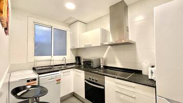 Frigorífico, microondas, horno y placa de cocina