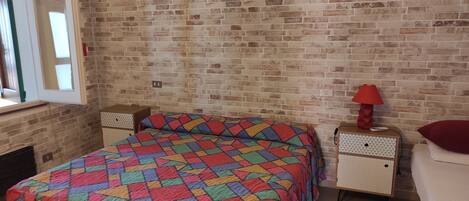 1 chambre, fer et planche Ă repasser