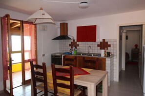 Fridge, oven, stovetop, cookware/dishes/utensils