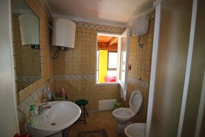 Douche, sèche-cheveux, bidet