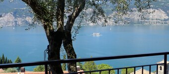 wonderful lake view, wifi, swimming pool, garage