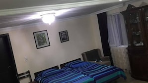 Desk, iron/ironing board, WiFi (free), bed sheets - Dom v gorode Kobuleti (Kobuleti)