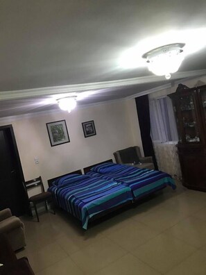 Skrivebord, strykejern/-brett, wi-fi (inkludert) og sengetøy