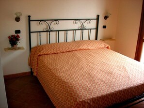 Departamento, balcón | Cortinas blackout, tabla de planchar con plancha y camas extra