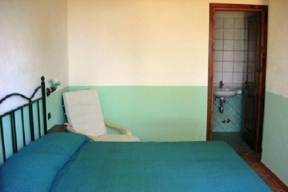 Habitación con 1 cama matrimonial o 2 individuales, balcón | Cortinas blackout, tabla de planchar con plancha y camas extra
