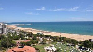 Una località balneare con spiaggia, parcheggio e vista sull'oceano.