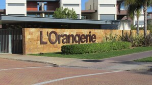 Un edificio con un cartello che riporta la scritta "L'Orangerie".