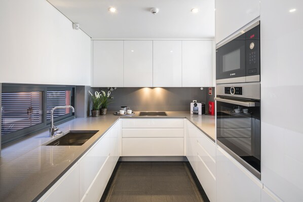 Kühlschrank, Mikrowelle, Ofen, Herdplatte