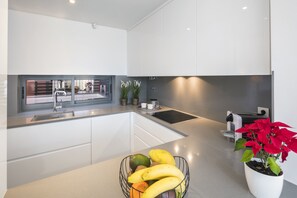 Fridge, microwave, oven, stovetop - Luxurious modern house in L'Orangerie, prestigious private residence with swimmi (Vilamoura)