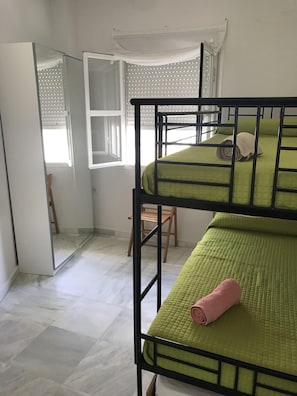 2 chambres, fer et planche à repasser, lits bébé, Wi-Fi gratuit